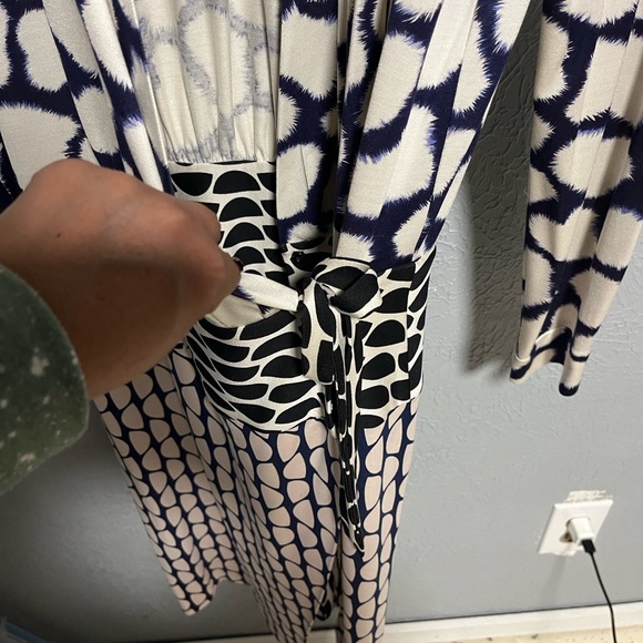Diane Von Furstenberg 100% Silk Wrap Dress Size 8 - Picture 8 of 9